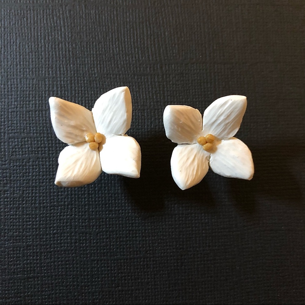 INDIE30 Handmade PolyClay White Flower Earrings